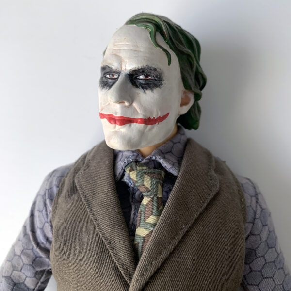 Batman The Dark Knight: The Joker DC Direct Deluxe 1:6 Scale (32cm) Collectible Action Figure (ex-Display Stock) - Image 10
