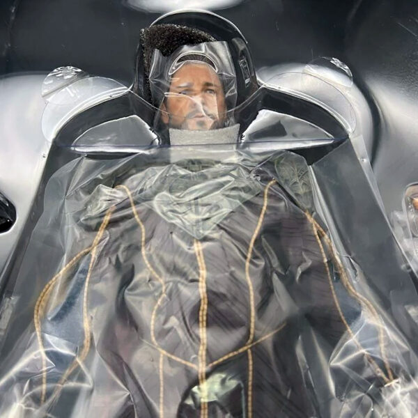 Superman: Man of Steel Jor-El (12 inch) 1/6th Scale Hot Toys Action Figure (ex-Display Stock) - Image 6